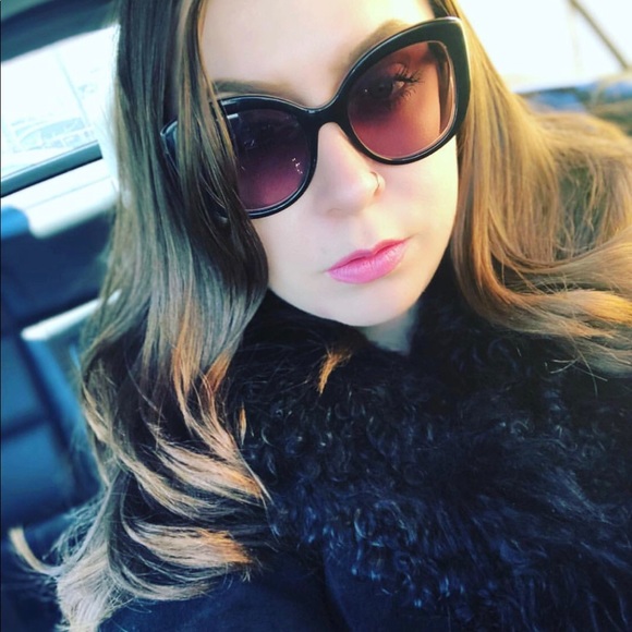 Meet your Posher, Kaila - Picture 2 of 3